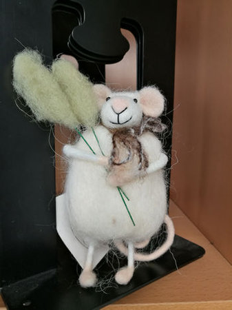 Peter Hibbs Fat kindly send us this Mouse gift at Easter 2018 to add to a collection he's already sent over the years for the cats here at Bibliophile!\\n\\n20/06/2019 15:34